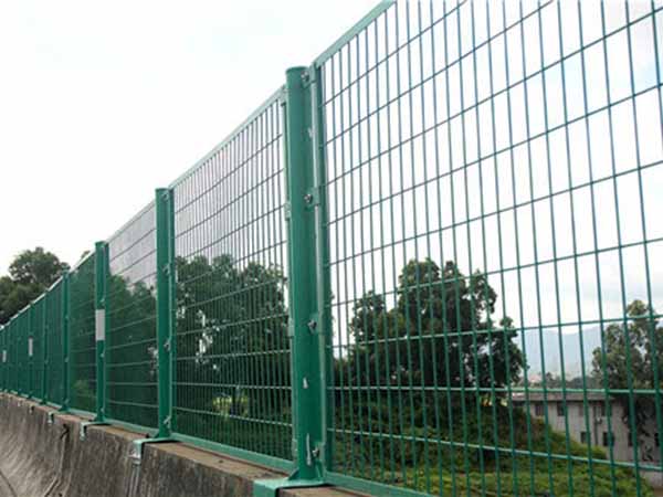 公路護(hù)欄網(wǎng)